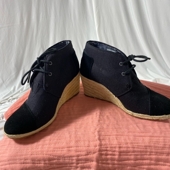 Toms shoe/boot, espadrille wedge, size 8, black, boho - Picture 2 of 7